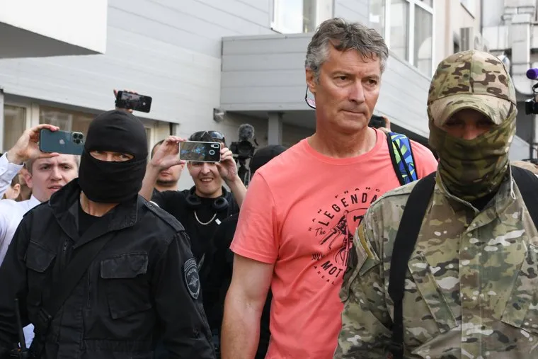 Силовики возле дома Евгения Ройзмана. Екатеринбург