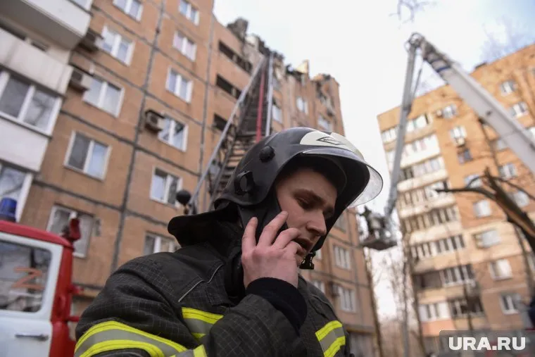 В Луганске продолжается разбор завалов на месте обрушения жилого дома, заявили в МЧС России (архивное фото)
