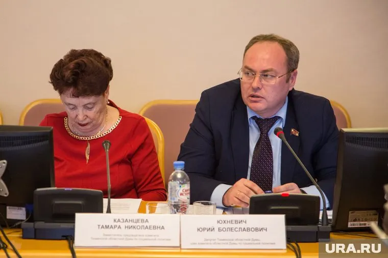 Юрия Юхневича (справа) подозревают в распространении экстремистских материалов