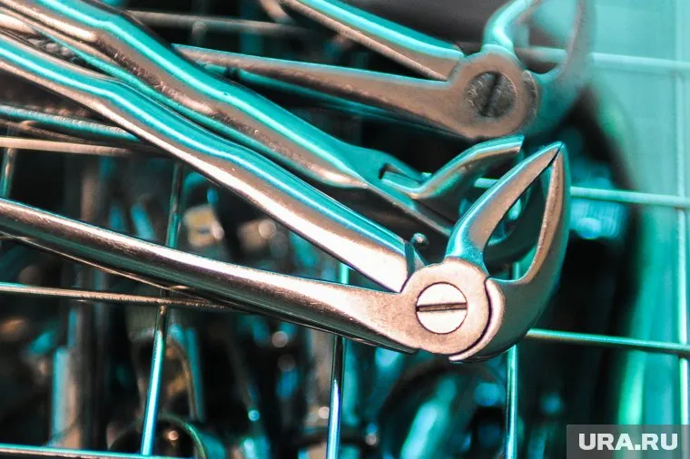 Врач давал рекомендации Евгению после удалению зуба, но он их игнорировал