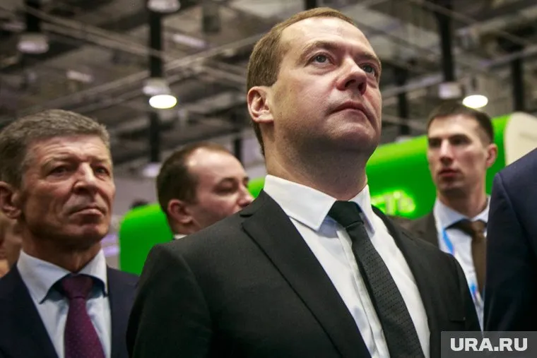 Медведев подписал указ и тем самым дал распоряжения ведомствам