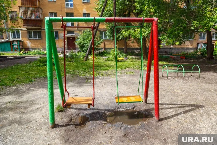 Мужчина подошел к детям, которые качались на качелях