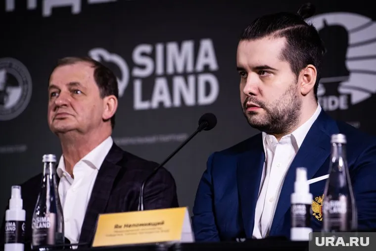 Партия между бизнесменом и гроссмейстером Яном Непомнящим (на фото справа) длилась 10 минут