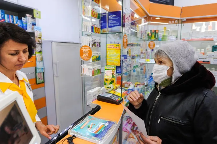 Продажа противовирусных препаратов и медицинских масок в аптеке. Челябинск