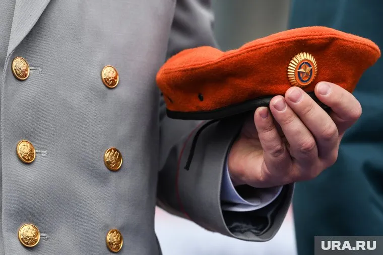 Сотрудники МЧС поздравили екатеринбуржцев, ставших героями