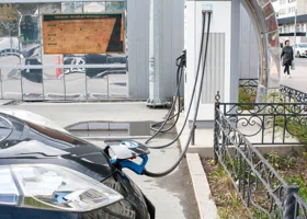 В центре Кургана устанавливают первую электрозаправку