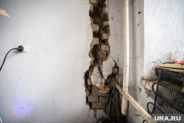 По стенам общежития идут трещины, часть фундамента уходит в грунт