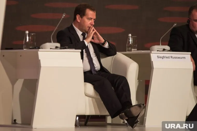 Дмитрий Медведев посоветовал регионам не влезать в долги