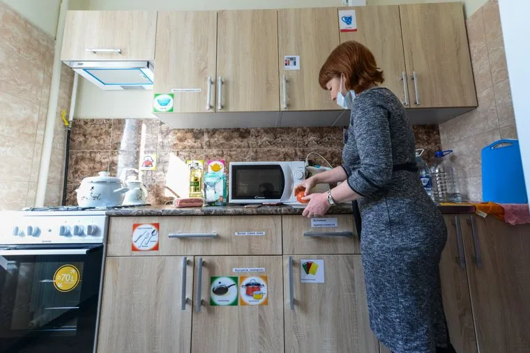 Ирина Текслер и Наталья Котова в тренировочной квартире для инвалидов. Челябинск