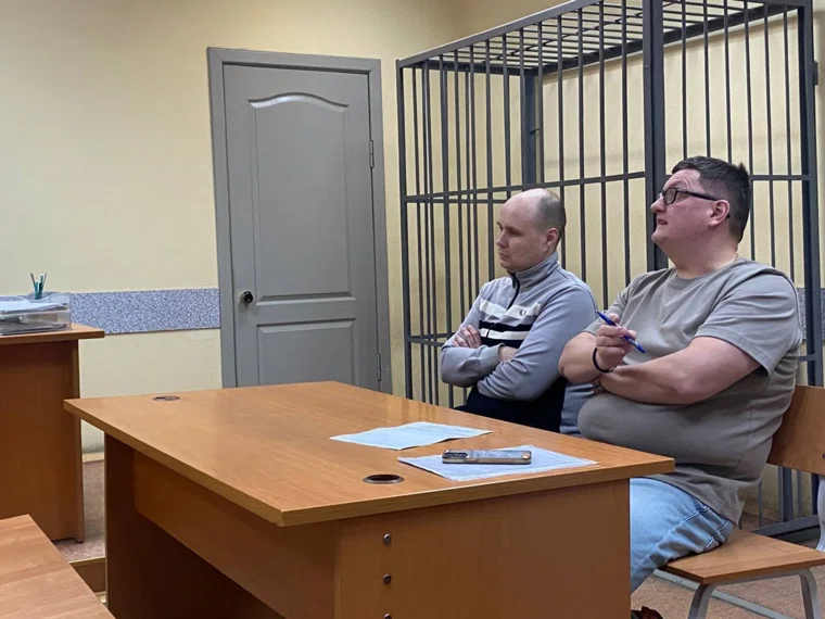 Олег Мельниченко (слева) не признал вину в публичной демонстрации запрещенного символа