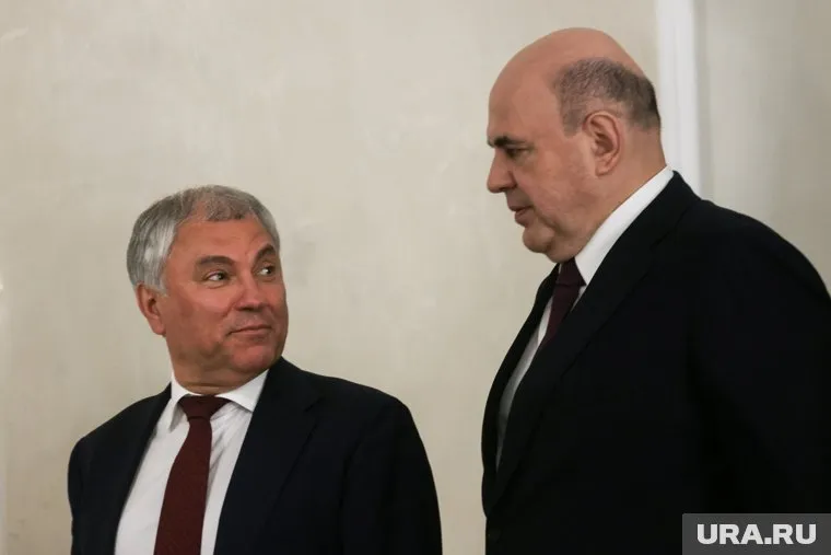 Михаил Мишустин (справа) и Вячеслав Володин (слева) обсудили скромность депутатов и министров