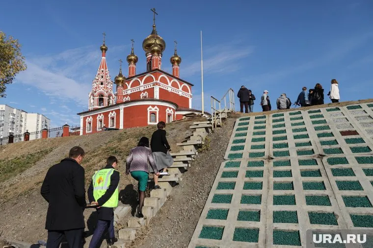 С набережной в апреле временно уберут лавочки, урны и качели