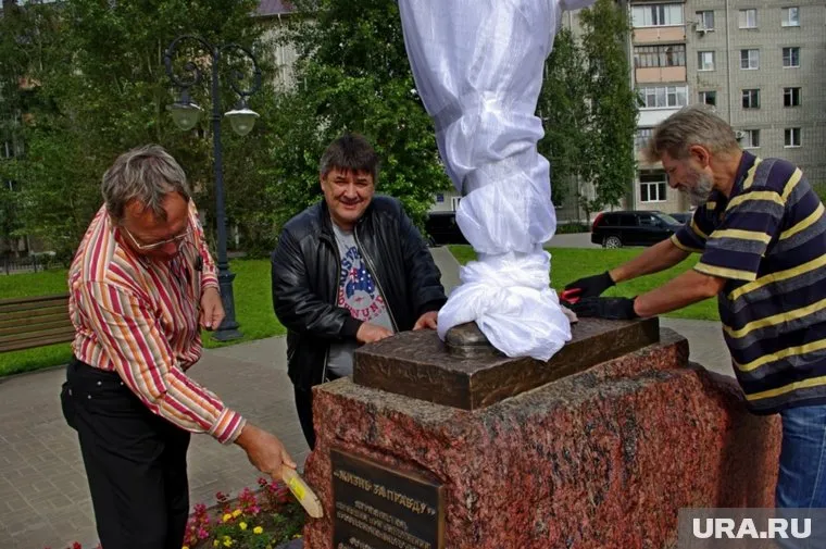 В очистке монумента подключились известные в городе люди