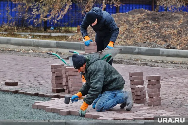В Кургане активно строят новые скверы на месте снесенных домов
