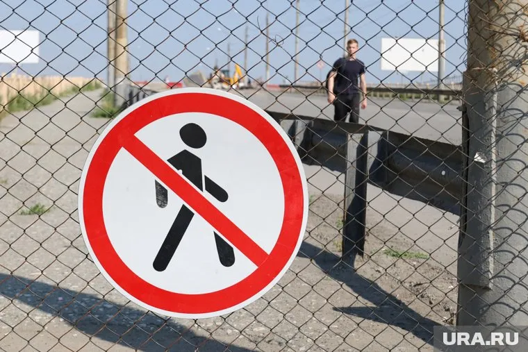 Несмотря на запрет движения по Некрасовскому мосту, люди продолжают ходить по строящемуся объекту