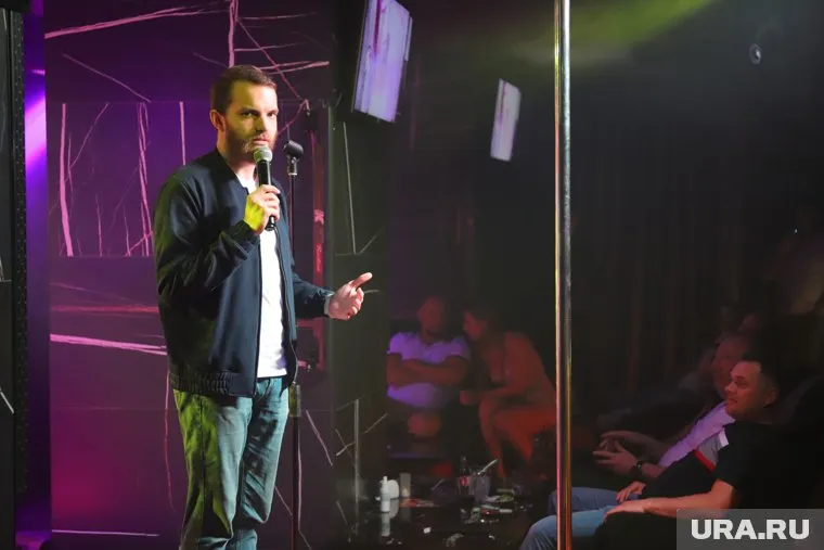 Выступление стендап-комика Валентина Сидорова в кабаре клубе Showgrils. Екатеринбург
