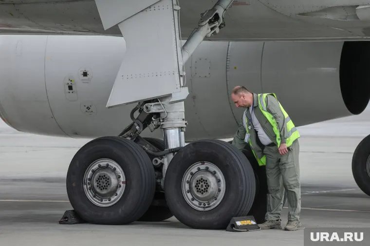 Самолет Boeing 777-300, выполнявший рейс Пекин – Лондон, совершил вынужденную посадку в Нижневартовске (ХМАО) из-за неисправности одного из двигателей