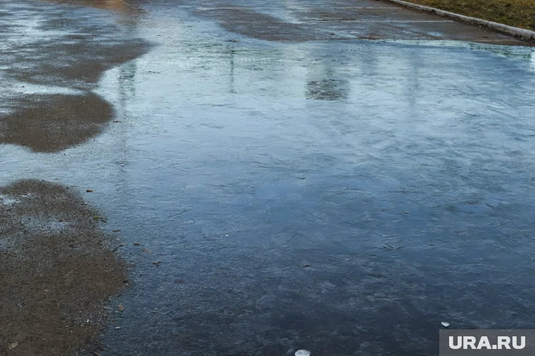 Из-за перепадом температур дороги сковал гололед