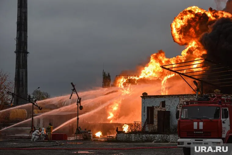 Нефтебазу в Пролетарске, которая горит шестой день, вновь атаковал дрон ВСУ, передает Shot