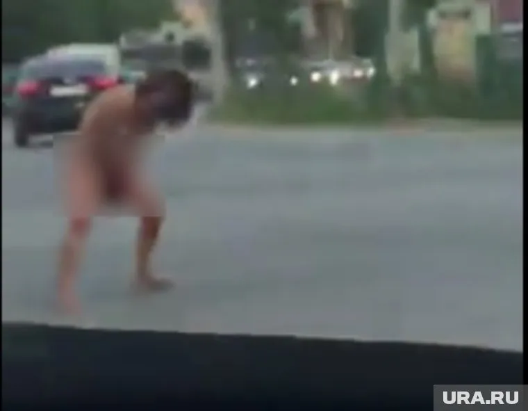 Женщина с ножовкой и окровавленным пахом наделала шума в российских социальных сетях