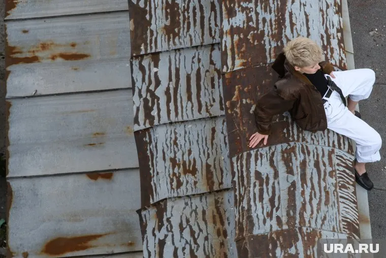 Молодые люди прогулялись по крыше многоэтажки