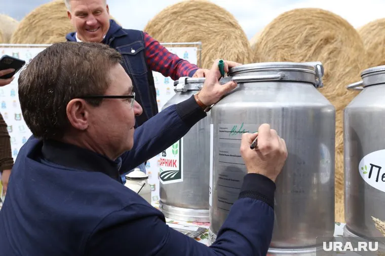 Уральский полпред Владимир Якушев оставил автограф на память курганским фермерам