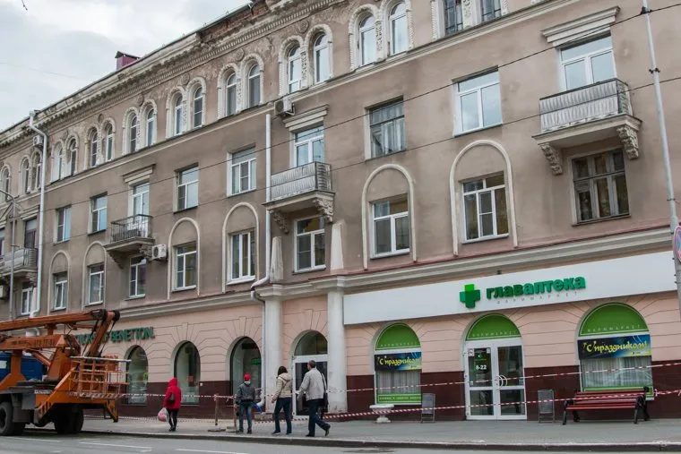 У здания по адресу Ленина 21 отвалилась лепнина.Курган, улица ленина21, аварийный фасад, отвалившаяся лепнина