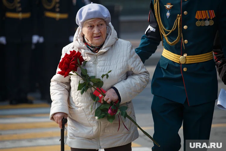 Главный памятник сквера символизирует единство КМНС и бойцов Красной Армии
