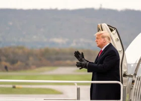 Трамп поставил посетителя туалета в самолете в неловкое положение