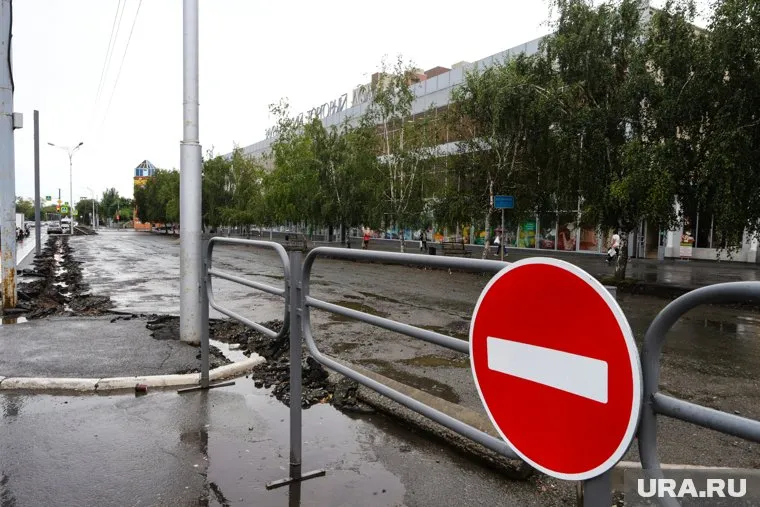 Власти Кургана закрыли парковку перед торговым центром. Поводом стал
конфликт с его владельцем