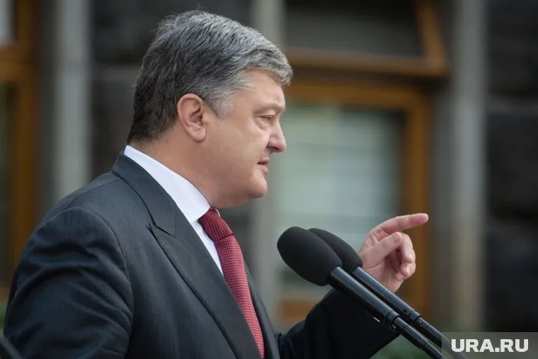 Порошенко подписал документ о военном положении