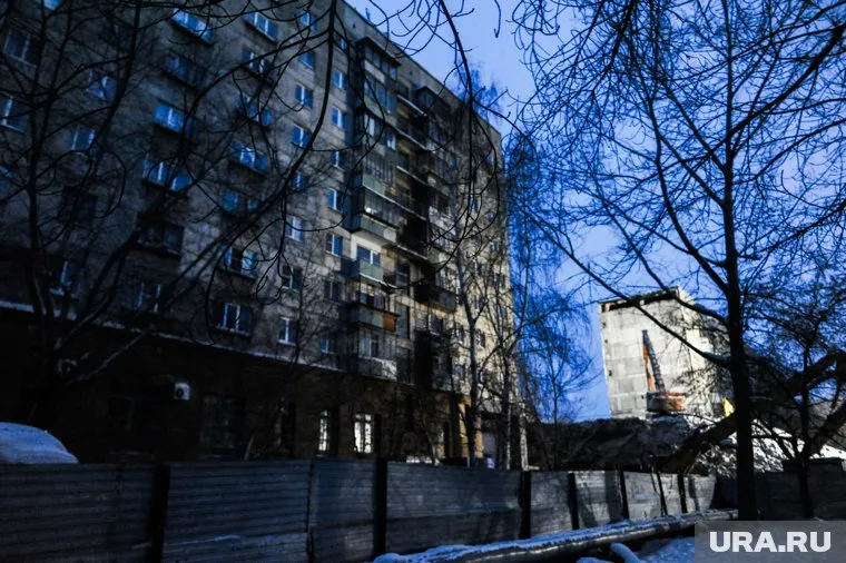 Дом уже поделен на две части, теперь снесут часть магазина