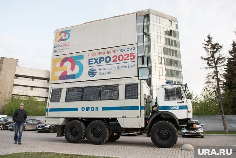 Будущий МФЦ с элитным жильем находится через дорогу от сквера, где идут протесты