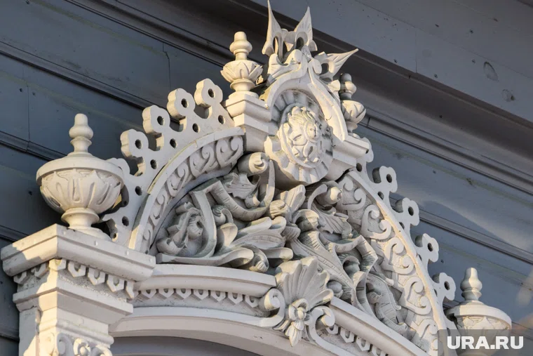 Отреставрированный наличник установили возле Дома Буркова