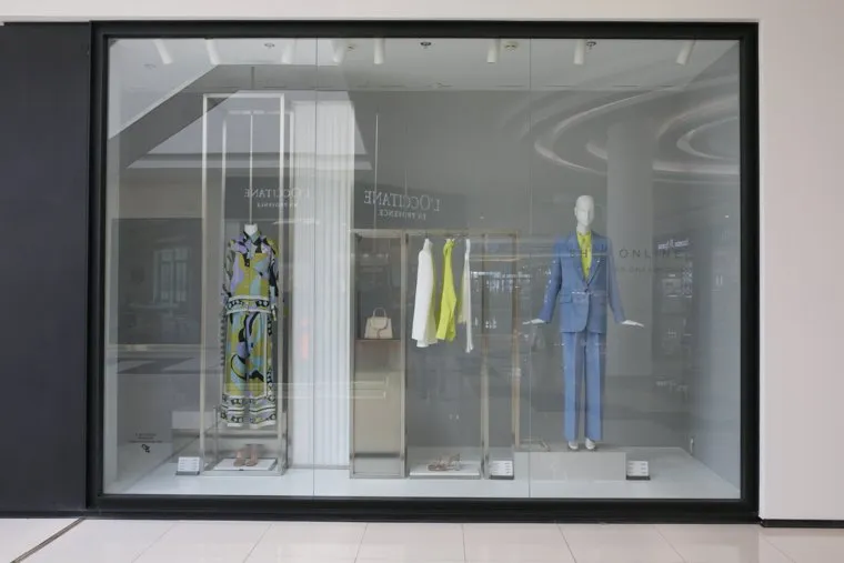 Манекены в закрытых магазинах Zara и Страдивариус. Тюмень