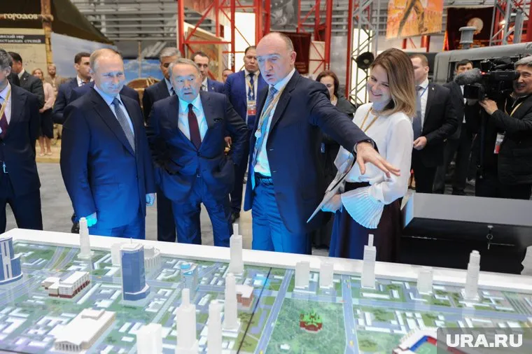 Борис Дубровский во время Российско-Казахстанского форума в Челябинске в конце 2017 года показал Владимиру Путину, как преобразится город в случае проведения саммита