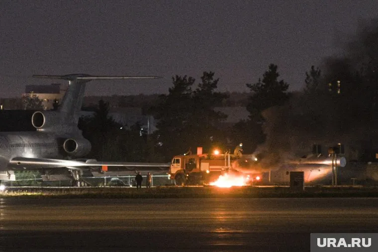 В аэропорту Токио у самолета загорелся двигатель