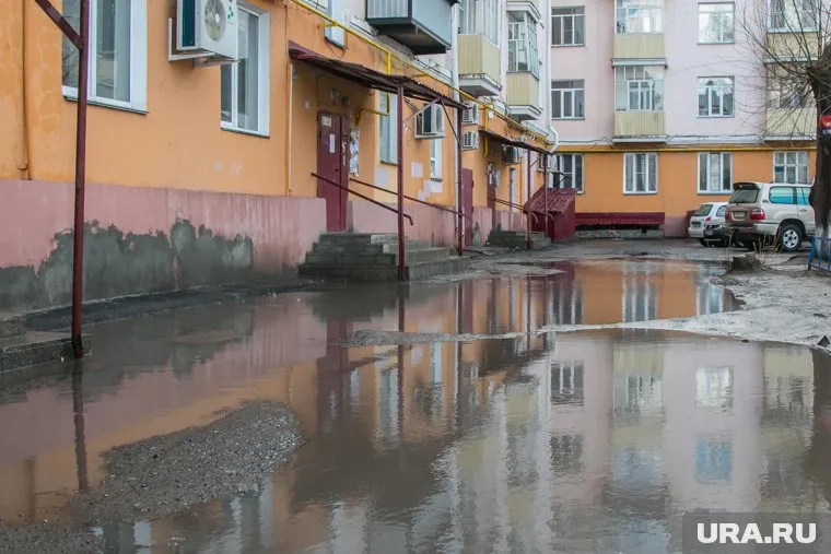 Вода стекает к фундаменту домов