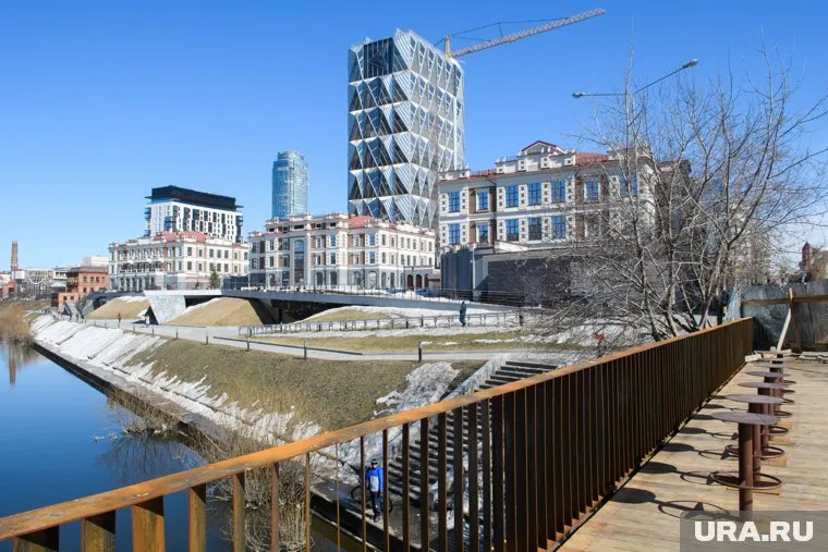 Мужчину заметили в реке около Дендропарка