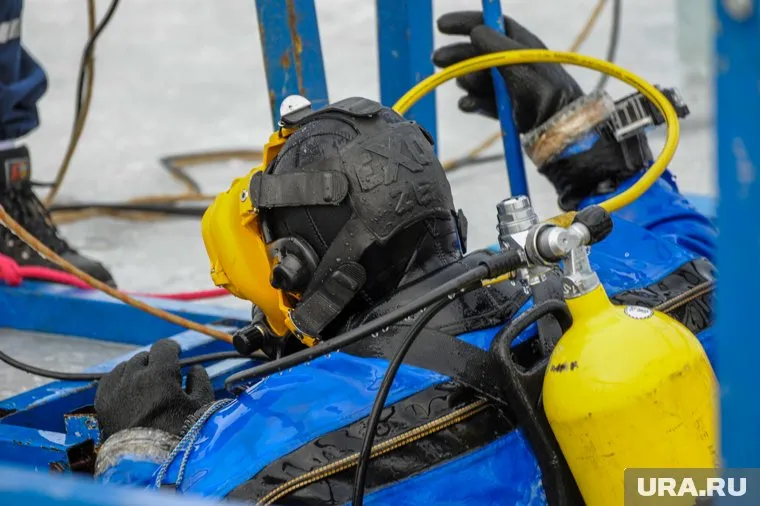 К поискам подключат спасателей-водолазов