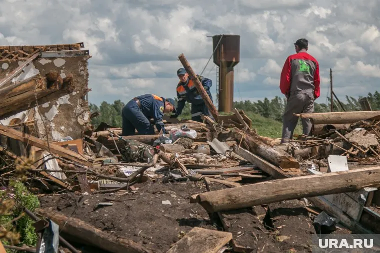 Власти ХМАО помогут жителям Березовского района восстановить дома после шторма
