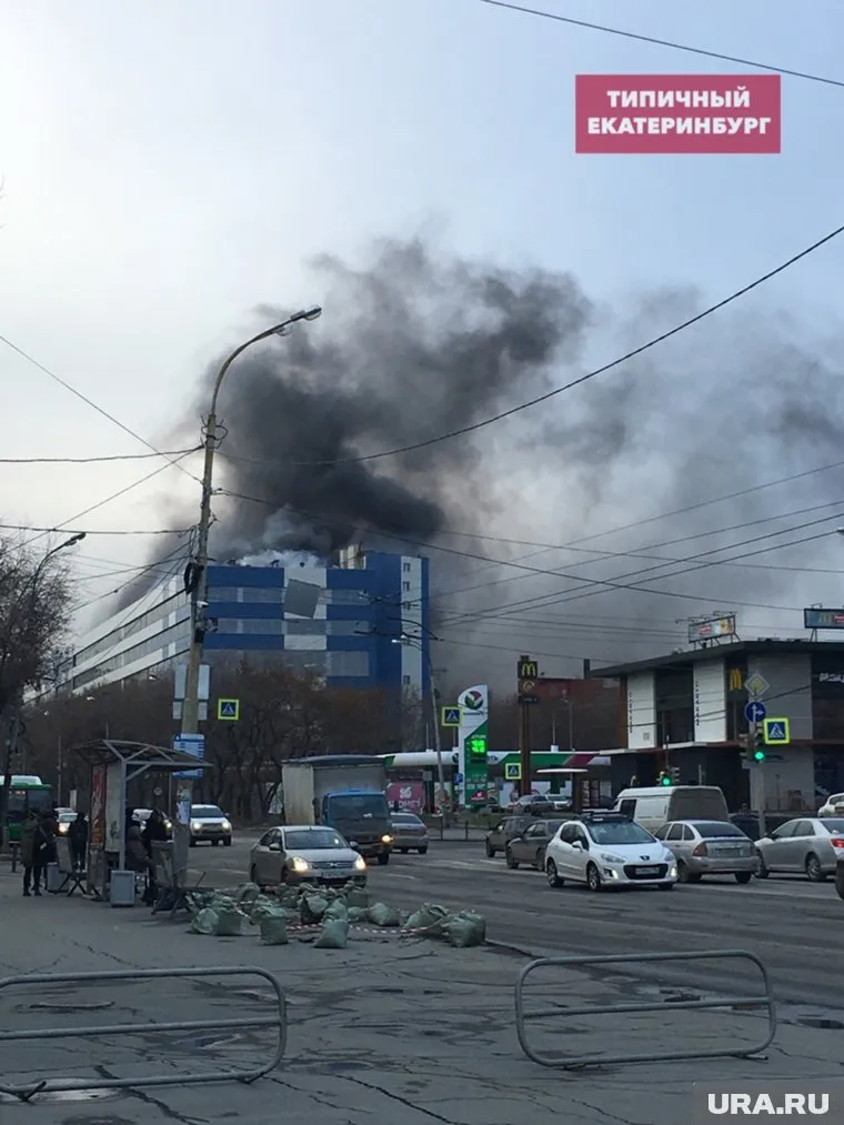 Дым от огня вздымался вверх на несколько метров