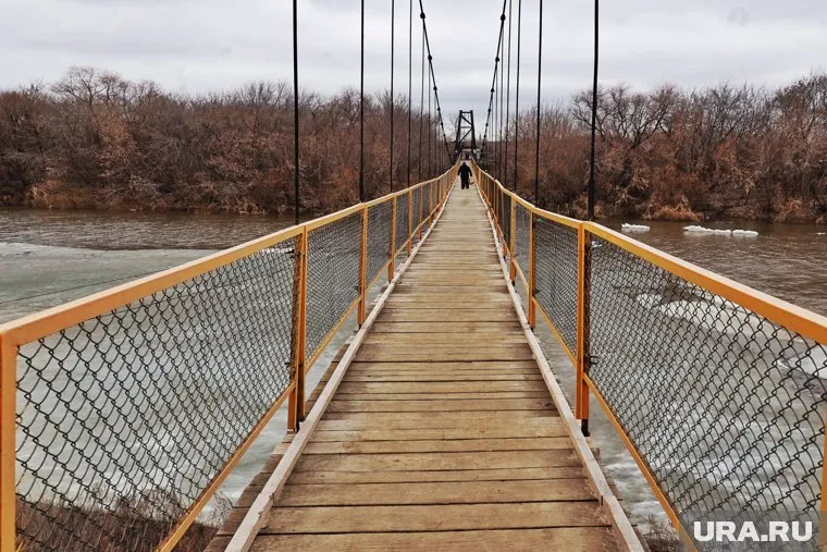 Мужчина утонул, когда переходил закрытый пешеходный мост (архивное фото)