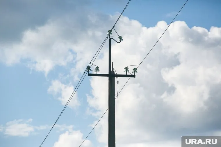 В Советском районе на ребенка упал столб электропередачи