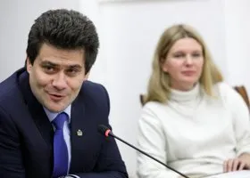 Глава Екатеринбурга тайно встретился с родителями первоклассников, которым не хватало мест в школах