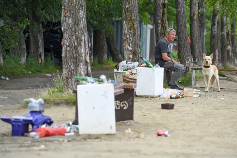 Мусор на пляже. Екатеринбург