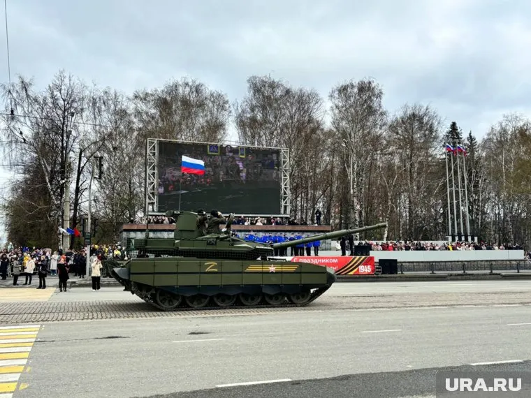 По главной улице города проехалась техника