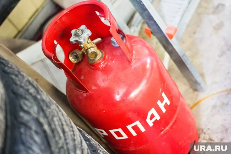 Тушение пожара осложняли газовые баллоны в гаражах