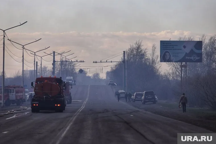 На месте крупного пожара возле шоссе Тюнина продолжают дежурить полицейские