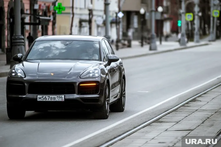 Черные авто смотрятся наиболее выигрышно на российских дорогах